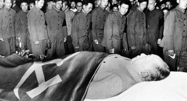 صورة ل ماو تسي تونغ بعد وفاته؛ يقف حوله مواطنين مُلقين النظرة الأخيرة على جثمانه