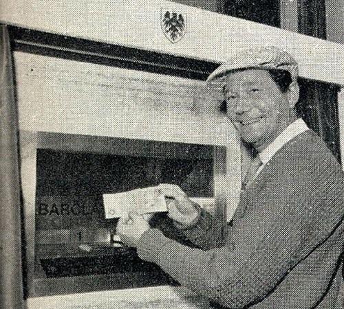 أول شخص يستخدم الـ ATM