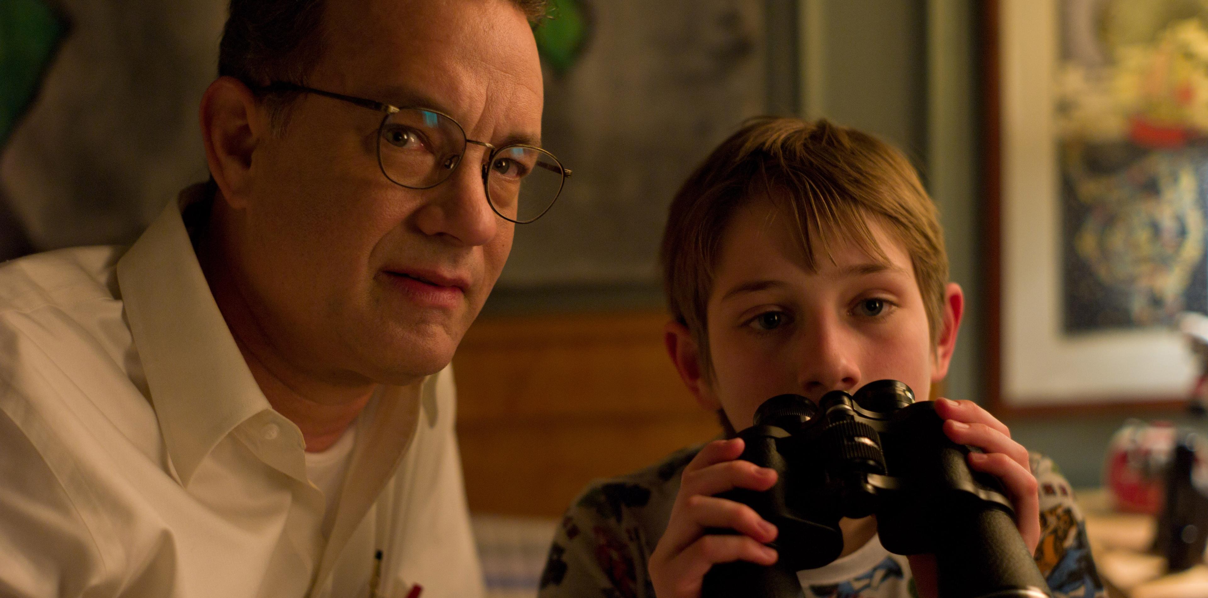 (L-r) TOM HANKS as Thomas Schell and THOMAS HORN as Oskar Schell in Warner Bros. Pictures drama EXTREMELY LOUD & INCREDIBLY CLOSE, a Warner Bros. Pictures release.