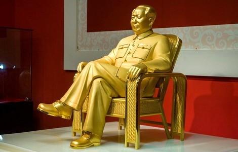 تمثال ذهبي للزعيم ماو تسي تونغ