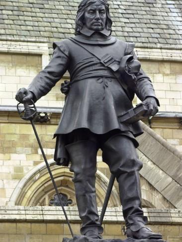 تمثال لأوليفر كرومويل في انجلترا
