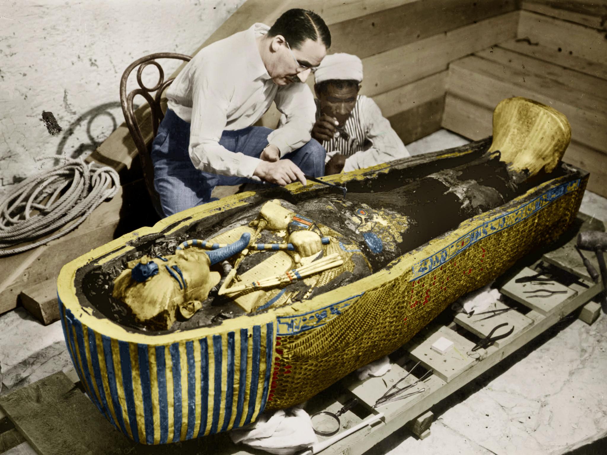Howard Carter (1873-1939) english egyptologist near golden sarcophagus of Tutankhamon (mummy) in Egypt in 1922 (photo Harry Burton) colorized document (Photo by Apic/Getty Images)