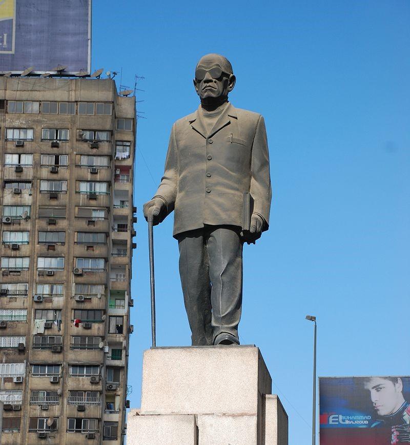 تمثال للأديب المصري الكبير نجيب محفوظ في القاهرة 