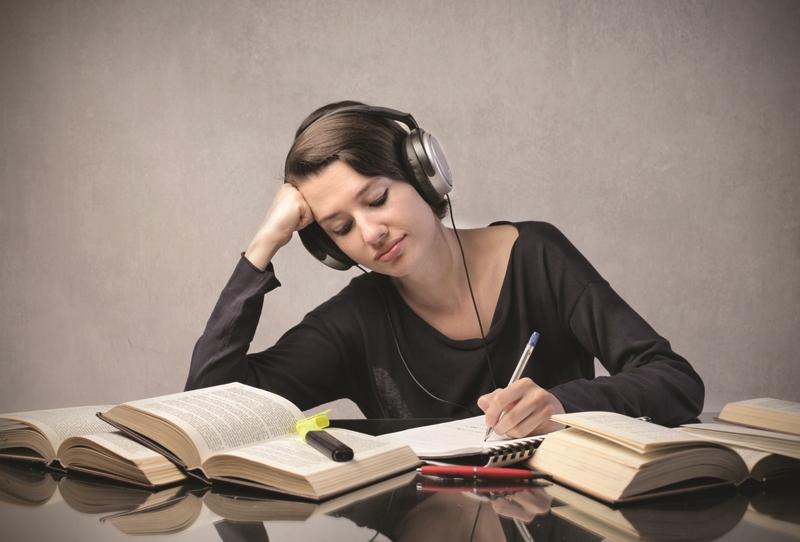 6358367828492294031273818620_81372991SS-Female-student-listening-to-headphones