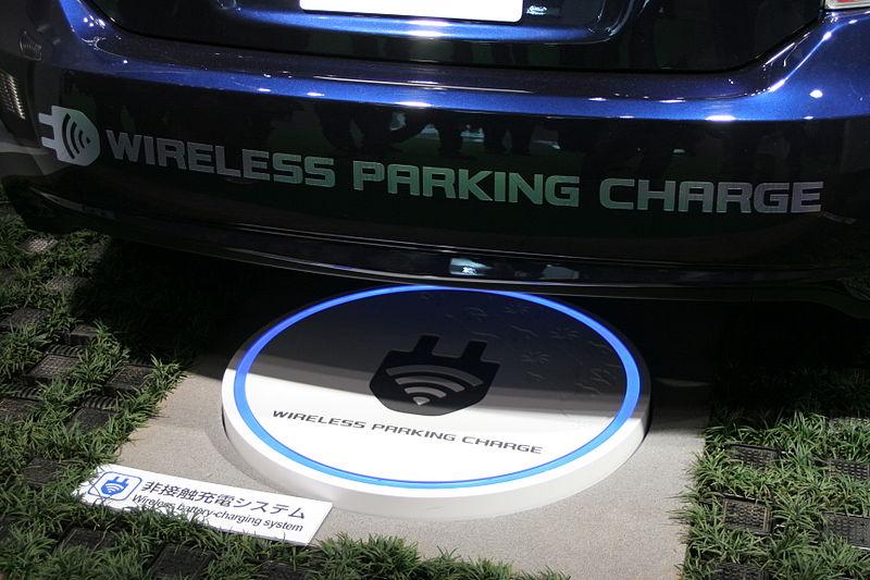 electric_car_wireless_parking_charge_closeup