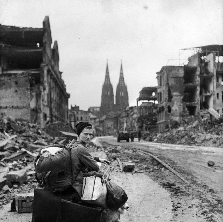 سوريا دولة عظمى بعد الحرب - برلين سنة 1945... السيدة تجلس بحقائبها وكلبها بلا مأوى في مدينة تم تسويتها بالأرض!