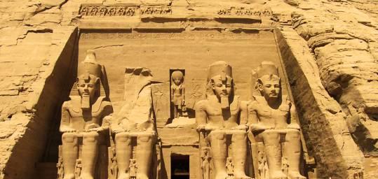 أربعة تماثيل ضخمة لرعمسيس الثاني على مدخل معبـد أبو سمبل .. التمثال الثالث على اليسار مُتهدّم ..