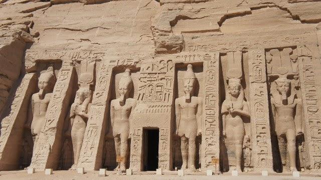 4 تماثيـل لرعمسيس ، يتخللهم تمثالان لنفرتاري بنفس الطول ، وبعض التماثيـل الصغيرة لأولادهما