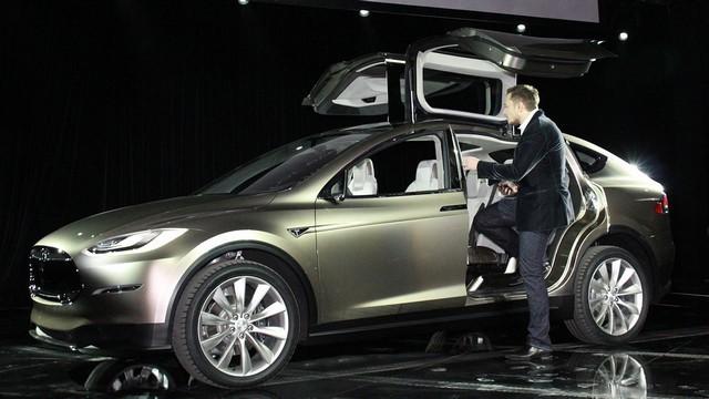 سيارة Tesla Model X الكهربائية
