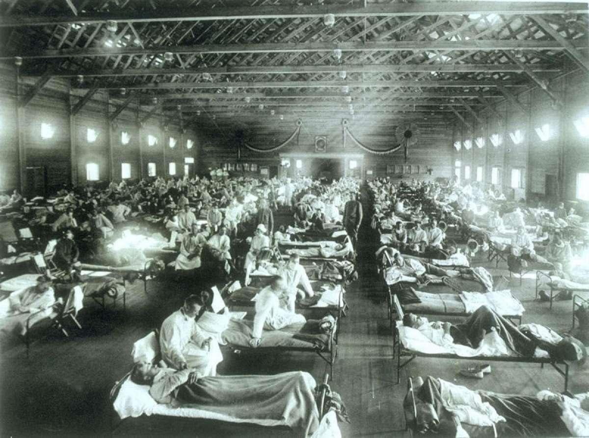مستشفى ميداني في الولايات المتحدة عام 1918 لعلاج المصابين بوباء الإنفلونزا الإسبانية