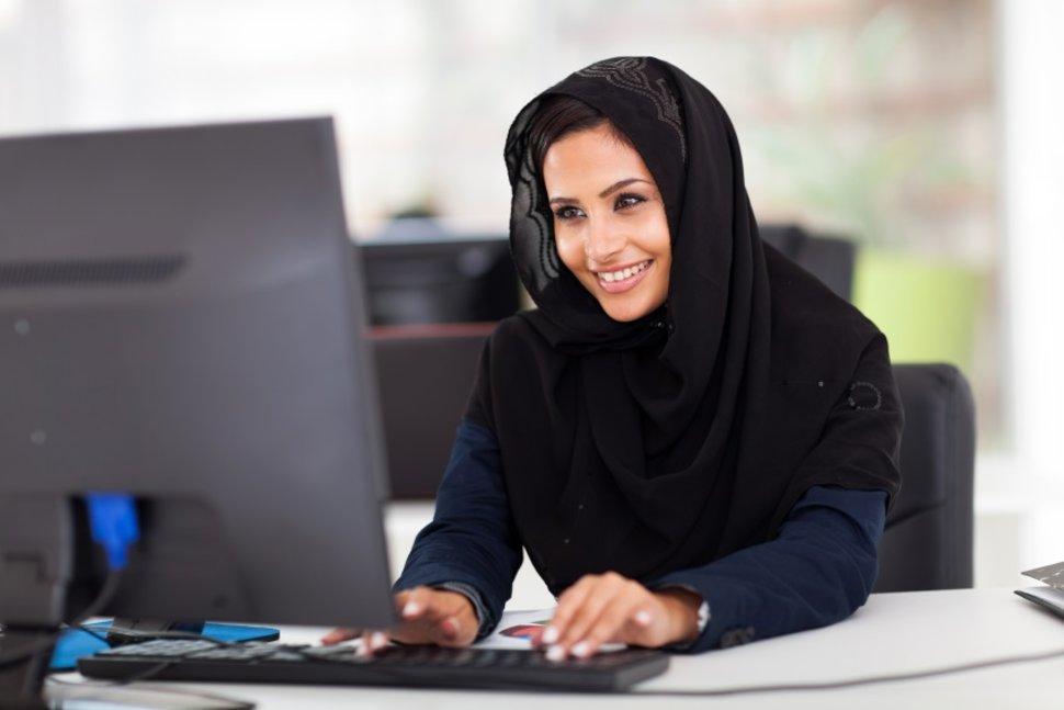 فتاة عربية محجبة تتعلم على الكمبيوتر