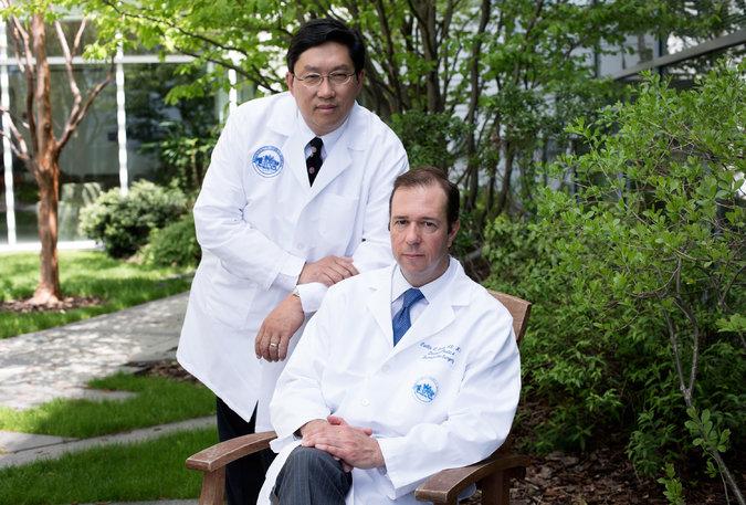 الجراحان Curtis Cetrulo و Dicken، جزء من الفريق الجراحي لـ أول عملية زراعة عضو ذكري في الولايات المتحدة