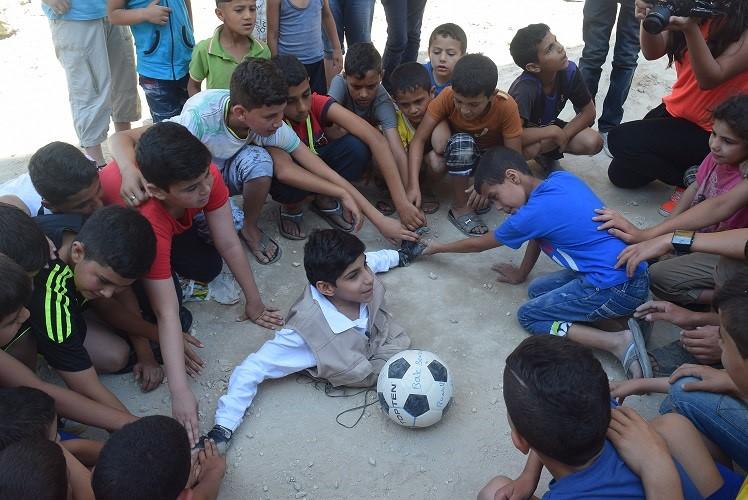 غانم المفتاح يلعب مع الأطفال اللاجئين الفلسطينيين في لبنان