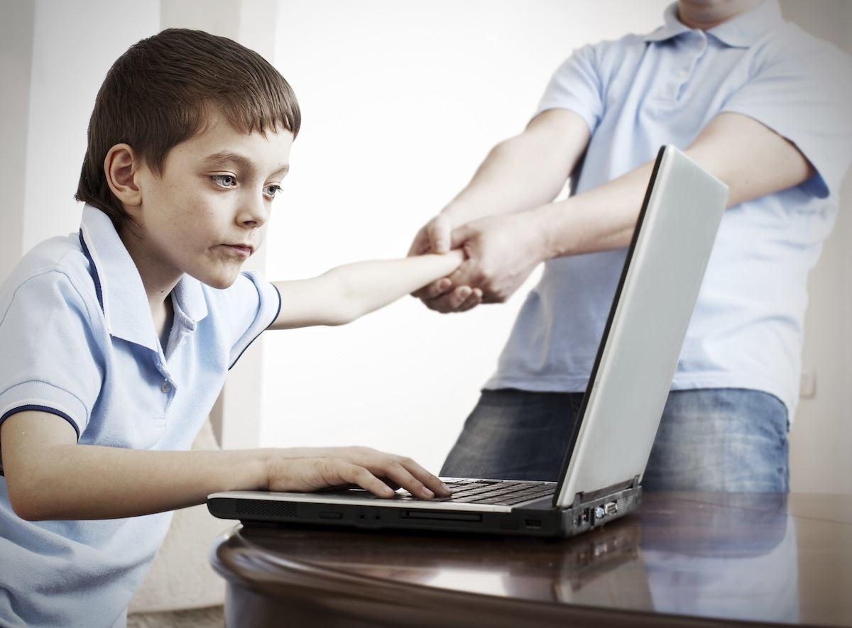 ادمان الأطفال للانترنت 