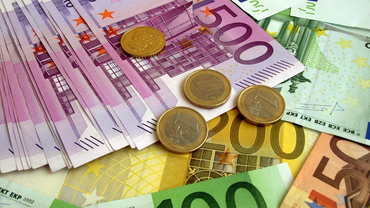 money_euro_banknotes_coins_80179_3840x2160