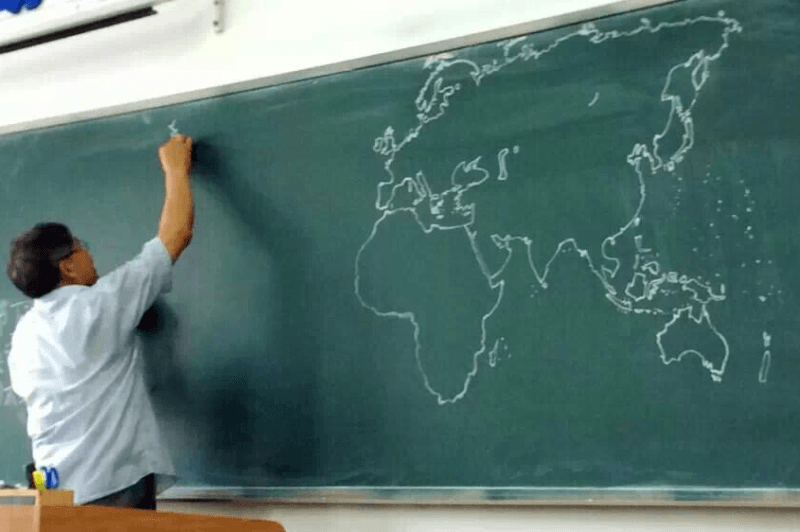 مدرس يرسم خريطة العالم