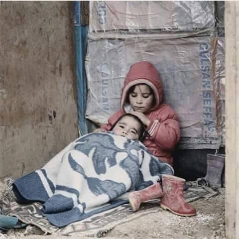 اطفال يموتون تحت الثلوج .. كيف تساعدهم - طفلتــان في مخيّم ســوري .. الكبـرى نسيت أنها طفلة ، وتلعب دور الأم لتدفئة الصغــرى !