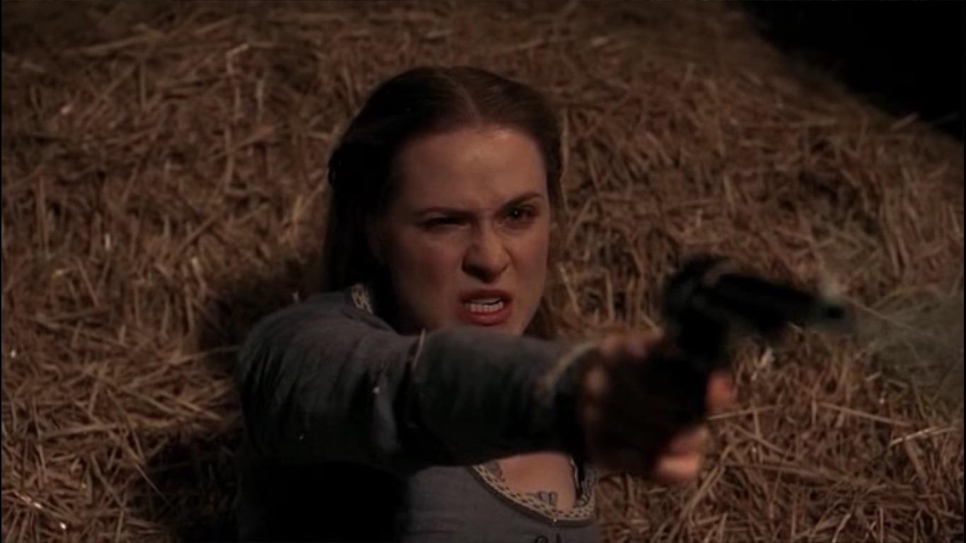 دولوريس تطلق الرصاص لأول مرة على مهاجمها في الحلقة الثالثة من مسلسل Westworld