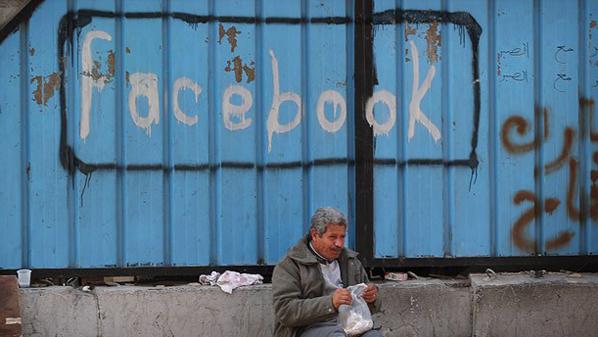 رجل "فقير" خلفه رسم شعار فيسبوك