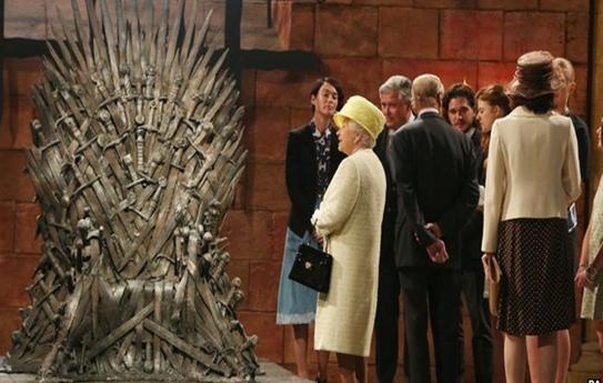 الملكة اليزابيث في حضرة عرش Game of Thrones