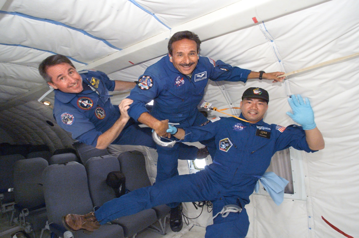 ثلاثة من رواد الفضاء في حالة إنعدام للوزن في تدريبات داخل الطائرة (KC-135) التابعة لوكالة الفضاء الأمريكية ناسا