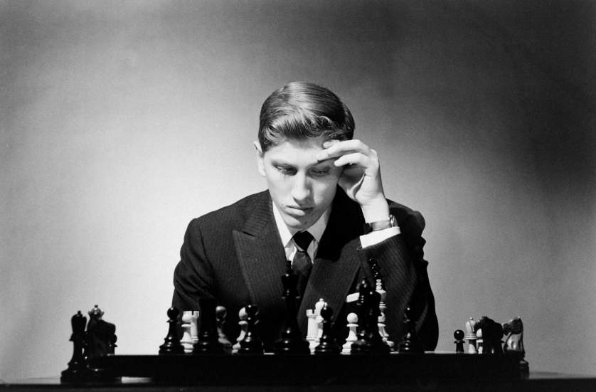 بوبي فيشر مستغرق في التفكير أثناء لعب الشطرنج