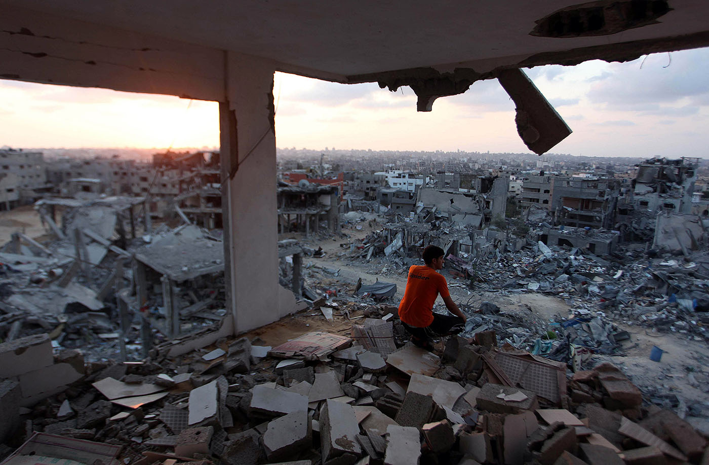 Palestinians return their homes during ceasefire in Gaza's al-Shaaf neighborhood