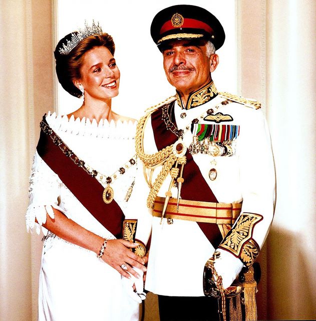 الصورة الرسمية للملكة نور بصُحبة زوجها