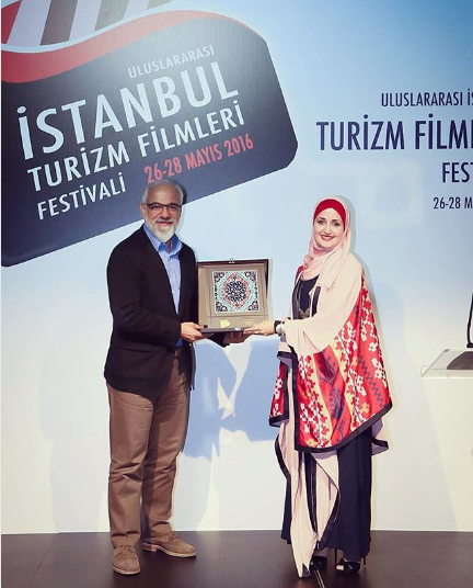 آلاء حمدان تستلم جائزتها في مهرجان اسطنبول للأفلام السياحية (2016م)