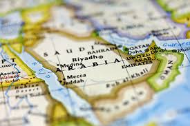 تتوسط المملكة العربية السعودية ثلاث قارات ولها موقع جغرافي هام