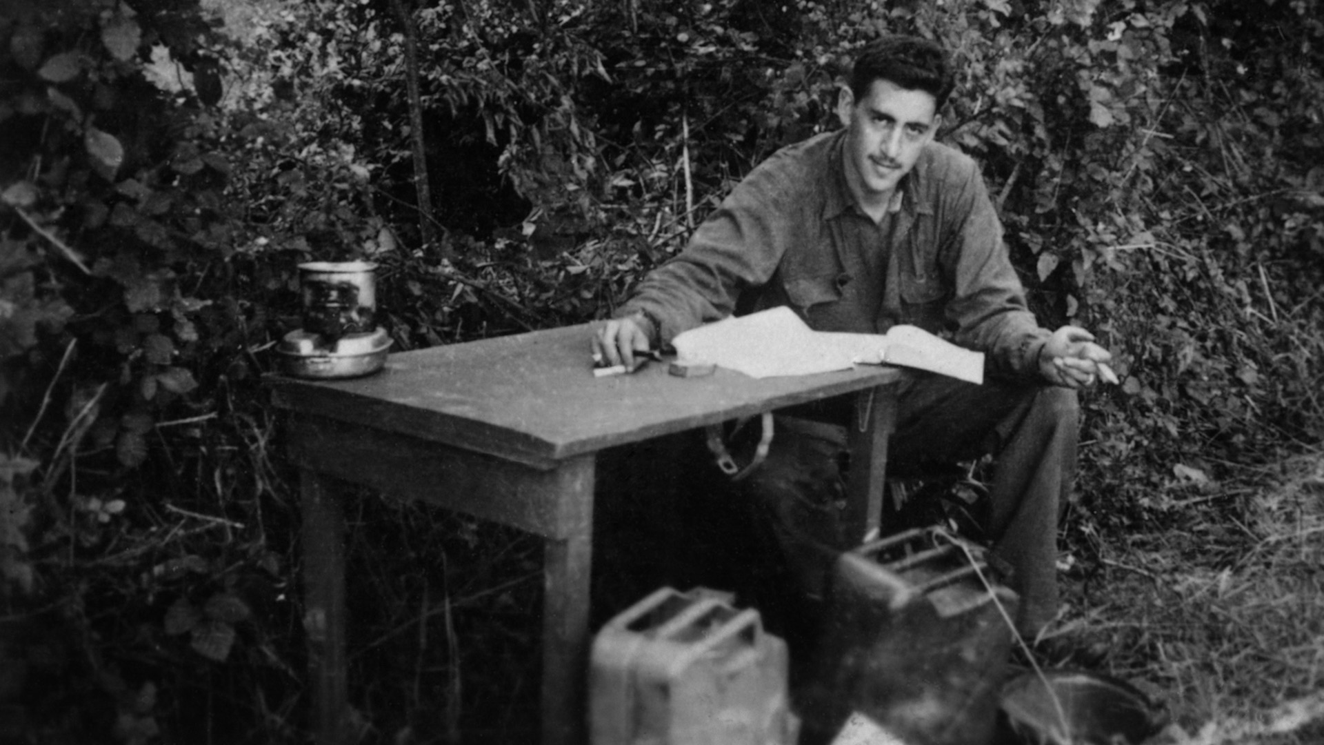 جيروم ديفيد سالينجر يكتب أثناء خدمته في الحرب