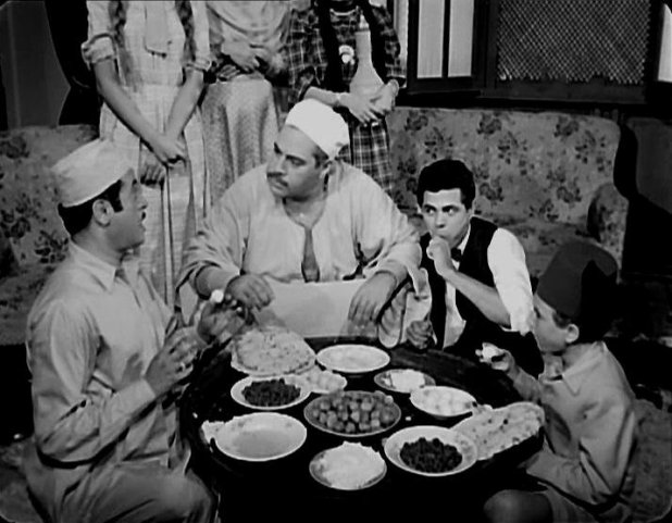 من مشهد الإفطار الشهير في فيلم بين القصرين