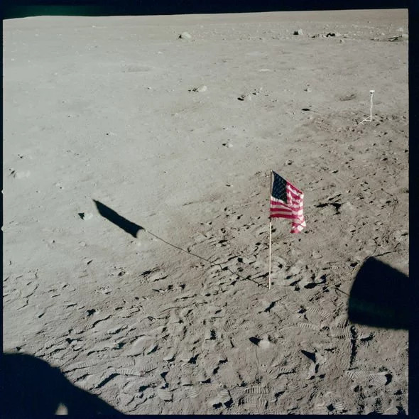 للمشككين ????، هكذا رفرف العلم الأمريكي على سطح القمر بدون هواء وبدون غلاف جوي! 1-_2_