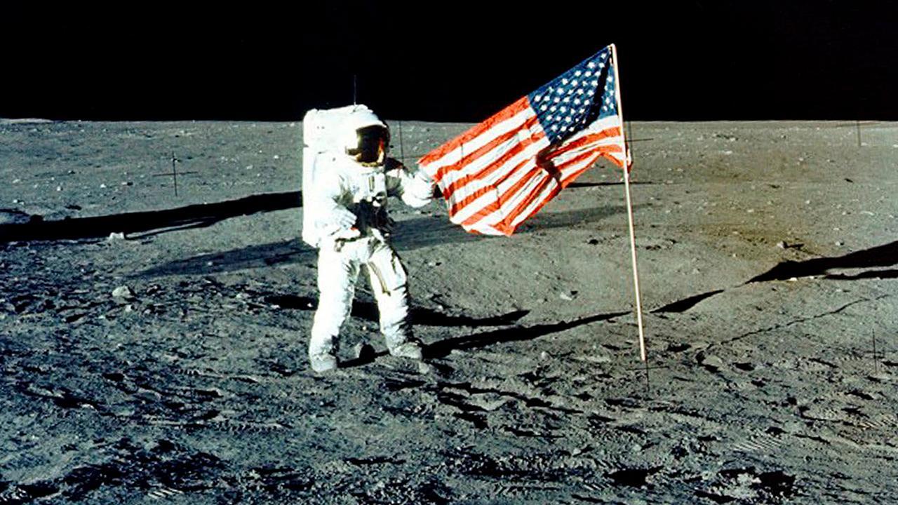 للمشككين ????، هكذا رفرف العلم الأمريكي على سطح القمر بدون هواء وبدون غلاف جوي! 854081161001_6037093057001_6037089043001-vs