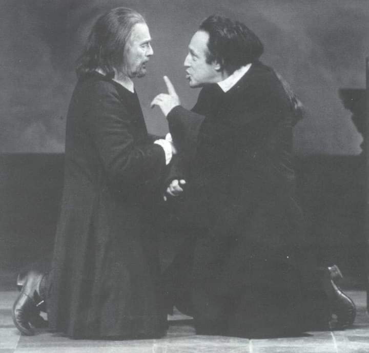 الممثل جيرد بويرير والممثل جبريل أركند أثناء عرض طرطوف على المسرح