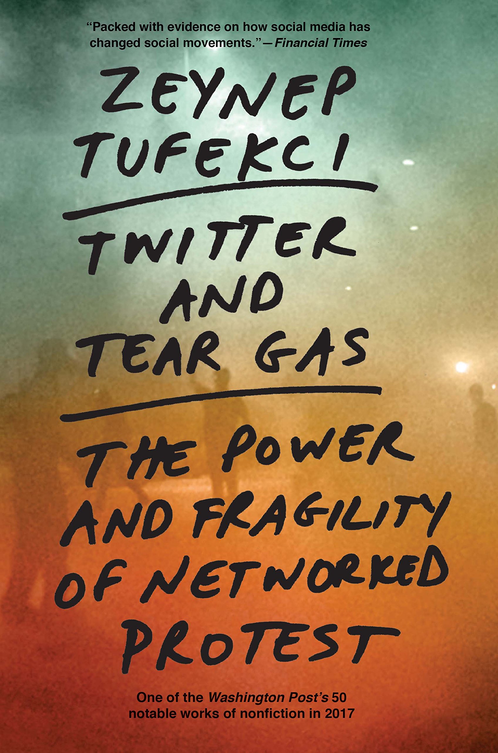 غلاف كتاب تويتر والغاز المسيل للدموع – قوة وهشاشة الاحتجاج الشبكي بقلب زينب توفيكجي