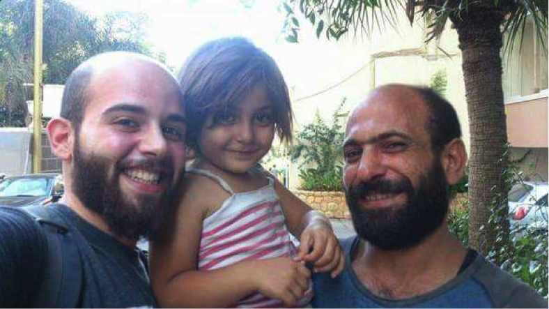 صورة للأب السوري وابنته برفقة أحد أعضاء الفريق- اللاجئون السوريون لأوروبا