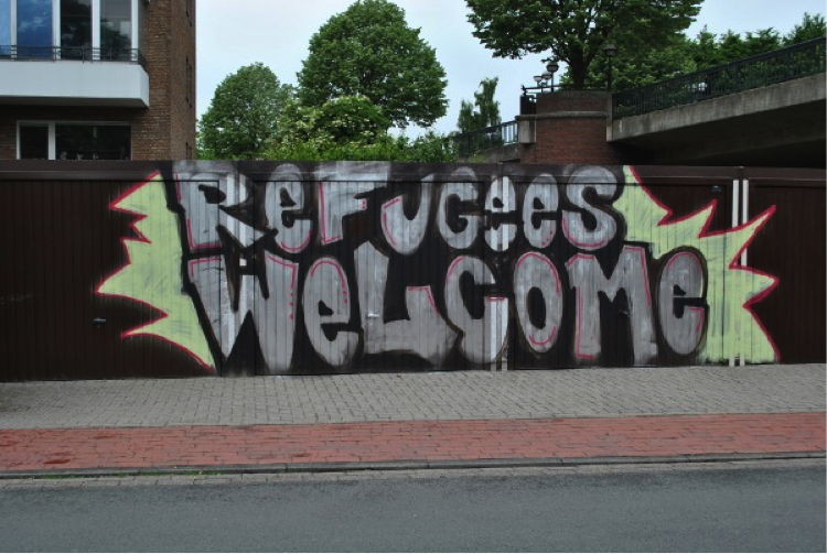 اللاجئون السوريون لأوروبا - "مرحباً باللاجئين" الصورة من ألمانيا، لكن من المفترض أن يكون مكانها الصحيح هنا !
