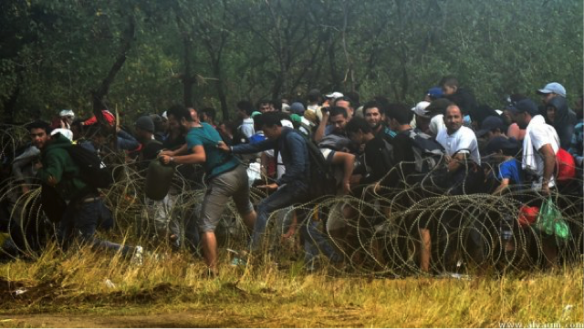 صورة للعالقين على الحدود المقدونية - اللاجئون السوريون لأوروبا