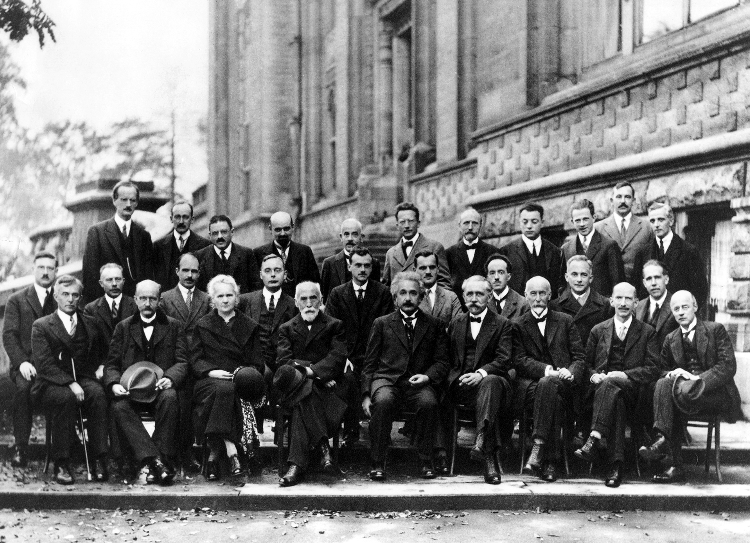 Solvay_conference_1927 لا تكن عاديا