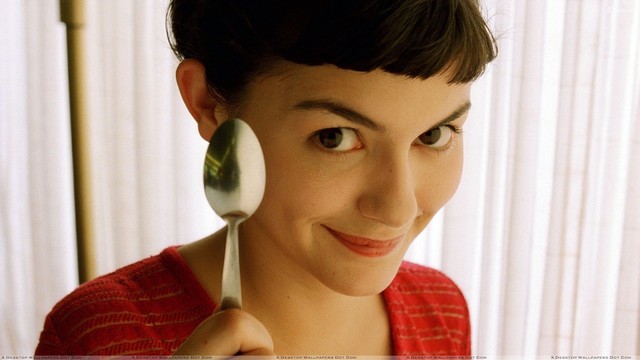 amelie-audrey-tautou-as-amelie-poulain-innocent-n-naive-girl